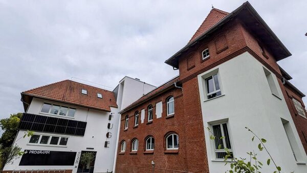 Das Kulturzentrum &raquo;KulturFUGE&laquo; Oberhavel ist im historischen Geb&auml;ude der Schulthei&szlig;-Brauerei an der Ecke Andr&eacute;-Pican-Stra&szlig;e / Dr.-Heinrich-Byk-Stra&szlig;e in Oranienburg beheimatet.