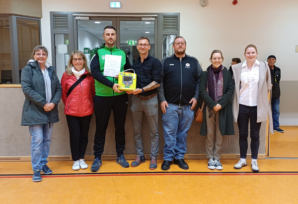 20251107-192_�bergabe Defibrillator Sporthalle Germendorf