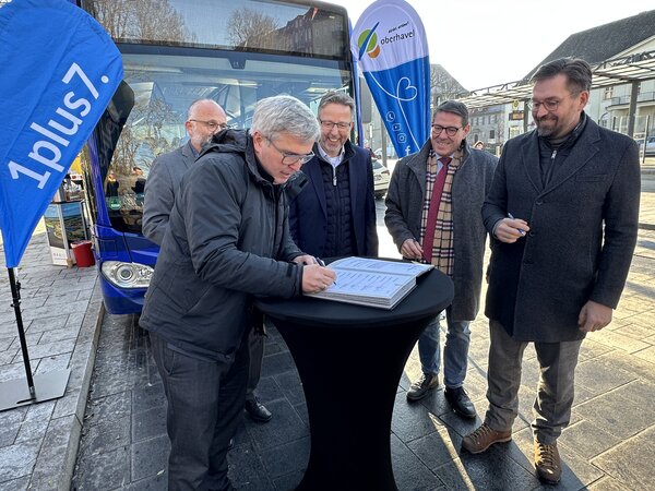 Gemeinsam verl�ngern drei B�rgermeister und zwei Landr�te die PlusBus-Linie 825.