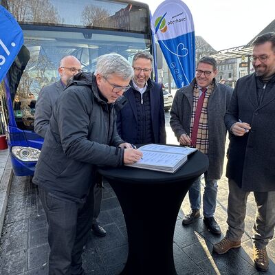Gemeinsam verl&auml;ngern drei B&uuml;rgermeister und zwei Landr&auml;te die PlusBus-Linie 825.