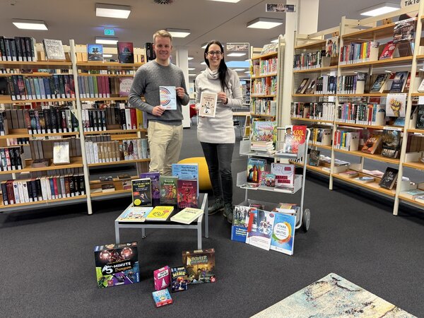 Ein Teil des Budgets f&uuml;r das Anti-Mobbing-Projekt wurde in B&uuml;cher und Gesellschaftsspiele f&uuml;r die Stadtbibliothek investiert. Auf dem Foto: Bibliotheksleiter Daniel Fehlauer (li.) und Christiane Schulz aus der Stabsstelle Jugend und Beteiligung (re.)