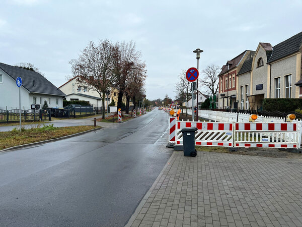 Die Friedrichsthaler Chaussee erh�lt zwischen Dorfplatz und Grundschule eine neue Asphaltschicht.