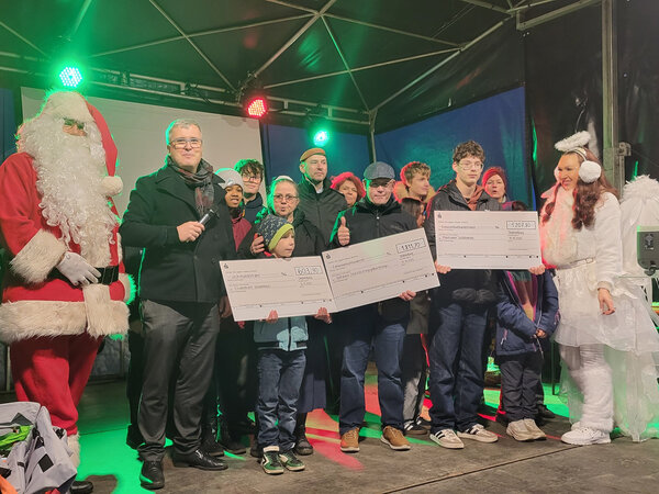 Spenden�bergabe auf dem Weihnachtsgans-Auguste-Markt