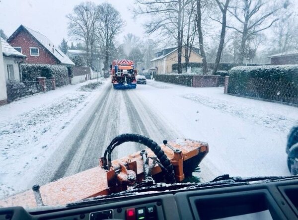 Der Stadthof ist im Dauereinsatz, um die Stra�en von Schnee und Gl�tte zu befreien.