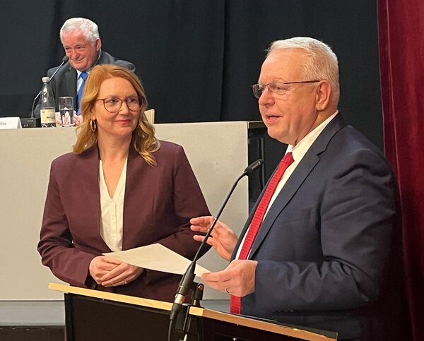 Oranienburgs neue B�rgermeisterin Jennifer Collin-Feeder kurz vor der Abnahme des Amtseides mit Stadtverordnetenvorsteher Dirk Blettermann.