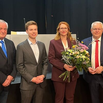 Amtseinf&uuml;hrung von Oranienburgs neuer B&uuml;rgermeisterin Jennifer Collin-Feeder: Gruppenfoto mit dem Pr&auml;sidium der Stadtverordnetenversammlung