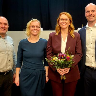 Amtseinf&uuml;hrung von Oranienburgs neuer B&uuml;rgermeisterin Jennifer Collin-Feeder: Gruppenfoto mit Dezernentin und Dezernenten; 1.v.l.: Enrico Wie&szlig;ner (Stadtentwicklung), 2.v.l.: Stefanie Rose (B&uuml;rgerdienste) und Christoph Schmidt-Jansa (Finanzen und Zentrale Dienste)