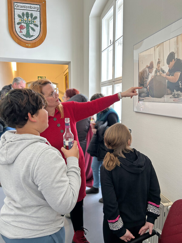 B&uuml;rgermeisterin Jennifer Collin-Feeder er&ouml;ffnete die Ausstellung &raquo;Take your space&laquo;, zu der viele Kinder, Jugendliche, Fachkr&auml;fte und Vertreterinnen und Vertreter der Stadtverwaltung ins Schloss gekommen waren.