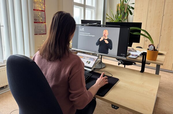 Auf der Website der Stadt Oranienburg stehen f�r Geh�rl�se jetzt Videos in Geb�rdensprache zur Verf�gung.