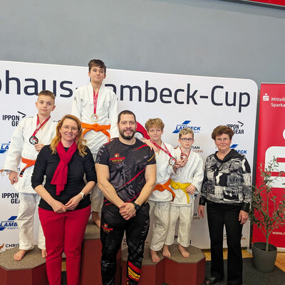 B&uuml;rgermeisterin Jennifer Collin-Feeder (links) und Samura-Ehrenpr&auml;sidentin Gertrud Sasse (rechts) begr&uuml;&szlig;ten auch die Judokas vom Judu-Club aus Oranienburgs tschechischer Partnerstadt Měln&iacute;k, der seit Jahrzehnten eine enge Verbindung zum JC Samura unterh&auml;lt.