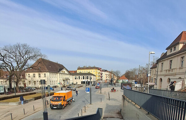 Oranienburgs Bahnhof wird klima-fitter: Mehrere B�ume und Beete werden dort, wo t�glich an die tausend Menschen vorbeikommen, bald neu zu sehen sein.