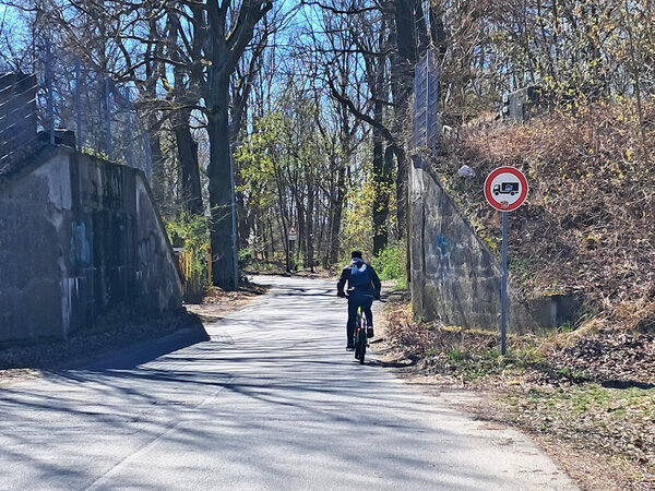 Einfahrt in die Stra&szlig;e Am Kanal