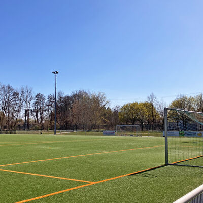 Auf dem Trainingsplatz in der Sportst�tte Andr�-Pican-Stra�e wurde die Flutlichtanlage durch moderne LED-Strahler ersetzt.