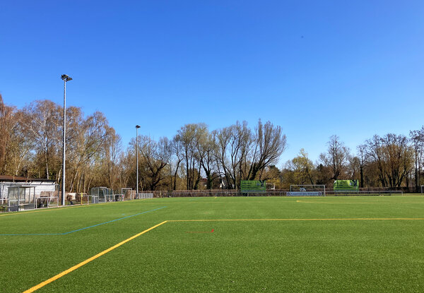 LED-Flutlichtanlage Sportst&auml;tte Andr&eacute;-Pican-Stra&szlig;e (2)