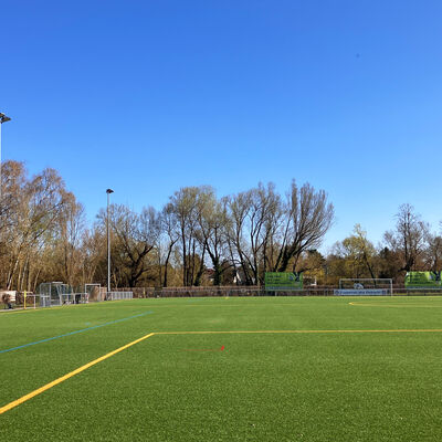 Auf dem Trainingsplatz in der Sportst�tte Andr�-Pican-Stra�e wurde die Flutlichtanlage durch moderne LED-Strahler ersetzt.