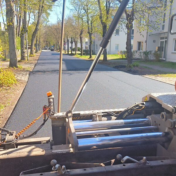 Die Deckschicht der Magnus-Hirschfeld-Stra&szlig;e in Lehnitz wurde erneuert.