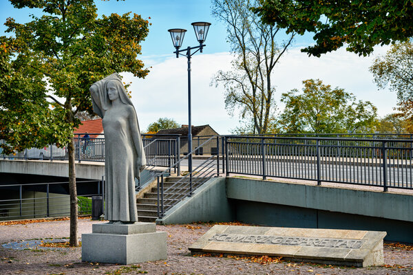 Am Denkmal &raquo;Die Anklagende&laquo; gedenkt Oranienburg am 8. Mai dem Ende des 2. Weltkriegs