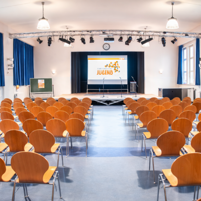 Gastgebende Schule war im Jahr 2026 das Louise-Henriette-Gymnasium. Hier noch leer, war die Aula zur Veranstaltung gut gef&uuml;llt.