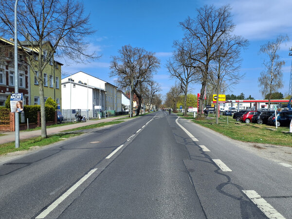 Die Sachsenhausener Stra&szlig;e wird zwischen Heidestra&szlig;e und dem Kreuzungsbereich "Zum Bahnhof" modernisiert