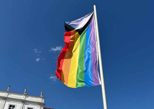 Am 17. Mai hissen die Stadt und der Landkreis vor dem Schloss die Regenbogenflagge