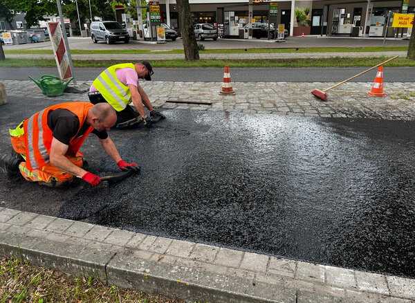Spuren des Winters: An mehreren Stellen im Stadtgebiet l�sst die Stadtverwaltung Schlagl�cher beseitigen.