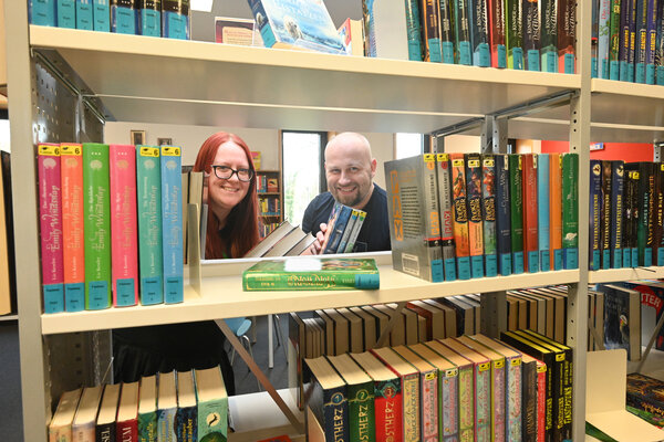 Jennifer Bonk und Roland Doctor betreuen Oranienburgs Kinderbibliothek und k&uuml;mmern sich zusammen mit dem Bibliotheks-Team um den Lesesommer.