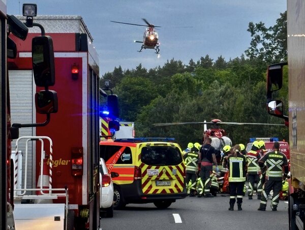 Oranienburgs Feuerwehr unterst�tzt bei einem Verkehrsunfall, bei dem zwei Motorradfahrer gest�rzt waren