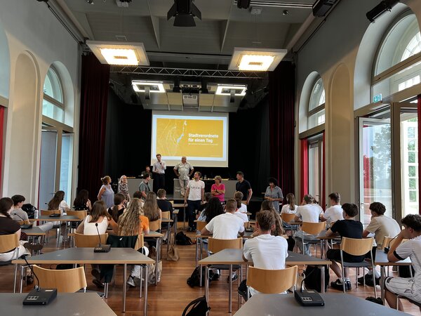 Planspiel "Stadtverordnete f�r einen Tag" mit Sch�lerinnen und Sch�lern des Louise-Henriette-Gymnasiums 