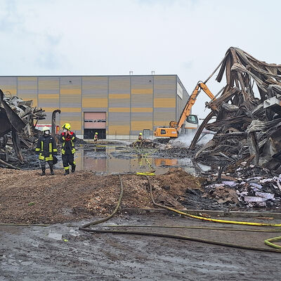 Brand in einer Halle im Gewerbegebiet S�d, in der haupts�chlich Papier und Pappe gelagert wurden: rund 100 Einsatzkr�fte waren am 5. Juli 2026 vor Ort - durch ihr schnelles und professionelles Handeln gelang es, ein �bergreifen auf weitere Geb�ude zu verhindern.