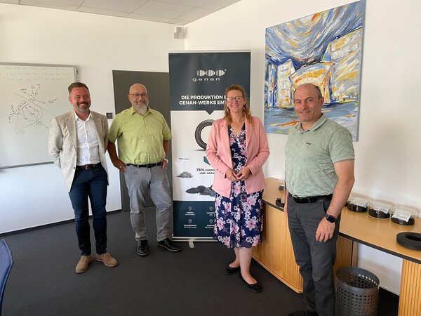 Finanzvorstand Christian Kirkegaard Madsen, Finance-Manager Germany Oliver Barthmuss (beide von Genan), B�rgermeisterin Jennifer Collin-Feeder, Dezernent f�r Stadtentwicklung Enrico Wie�ner (v.l.)