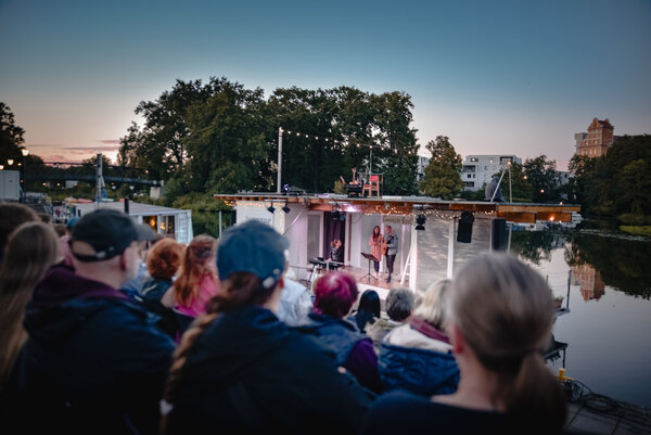 Offene B&uuml;hne auf dem &raquo;Traumsch&uuml;ff&laquo;-Theater