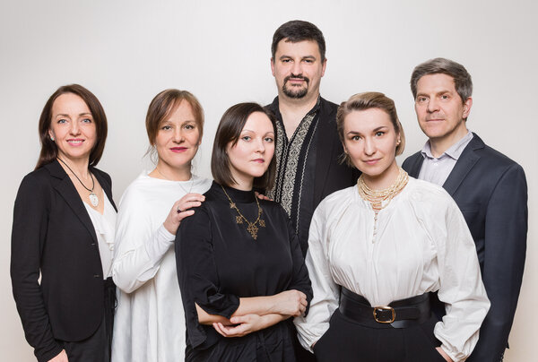 Einzeln und auch szenisch gemeinsam lesen die Schauspielerin Mareile Metzner und der Schauspieler Jan Uplegger historische und aktuelle Texte von ukrainischen Autorinnen und Autoren, eingebettet in ukrainische Lieder, gesungen von Natalia Kuprynenko, Iryna Lazer und Iryna Razin. Begleitet werden sie dabei wahlweise von Yuriy Seredin am Klavier oder Oleksandr Pavlov, Gitarre.Der Berliner Schauspieler Jan Uplegger ist Initiator der &raquo;Stimmen der Ukraine&laquo;. Er hat die Veranstaltung konzipiert, &raquo;um Menschen in Deutschland die Ohren zu &ouml;ffnen f&uuml;r den kulturellen Reichtum der Ukraine&laquo;, denn seit dem 24. Februar 2022 ist die Welt eine andere.Auch in Deutschland sp&uuml;ren wir die Auswirkungen des von Russland entfesselten Kriegs gegen sein Nachbarland. Doch was wissen wir wirklich &uuml;ber die Ukraine - abseits der t&auml;glichen Schreckensmeldungen?Der Krieg Russlands richtet sich nicht nur gegen Land und Leute, sondern betrifft auch die ukrainische Kultur und ihre eigenst&auml;ndige Geschichte, deren Existenz von Russland bestritten wird und ausgel&ouml;scht werden soll. Doch in der Ukraine ist &uuml;ber Jahrhunderte hinweg ein unb&auml;ndiges Streben nach Freiheit und Demokratie entstanden. Stationen auf diesem Weg waren die freie Kosakenrepublik des 17. Jahrhunderts und in unserer Zeit die Revolution der W&uuml;rde auf dem Kyiver Maidan.Durch Texte und Musik entsteht ein atmosph&auml;risch dichtes Portr&auml;t dieses Landes im Herzen Europas.