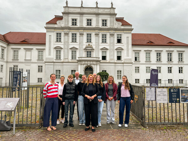 B�rgermeisterin Jennifer Collin-Feeder (vorn mittig), Christoph Schmidt Jansa, Leiter Dezernat Finanzen und Zentrale Dienste (hinten links), Mike Wedel, Leiter Haupt- und Personalamt (hinten rechts) und Nicole D�hler, Mitarbeiterin Personalmanagement (2. 