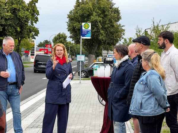 Erleichterung �ber das Ende der Baustelle und Freude �ber die neugemachte Stra�e bei der Freigabe am Montagmorgen. B�rgermeisterin Jennifer Collin-Feeder, weitere Vertreterinnen und Vertreter der Stadtverwaltung, der Baufirma sowie Sachsenhausens Ortsvors