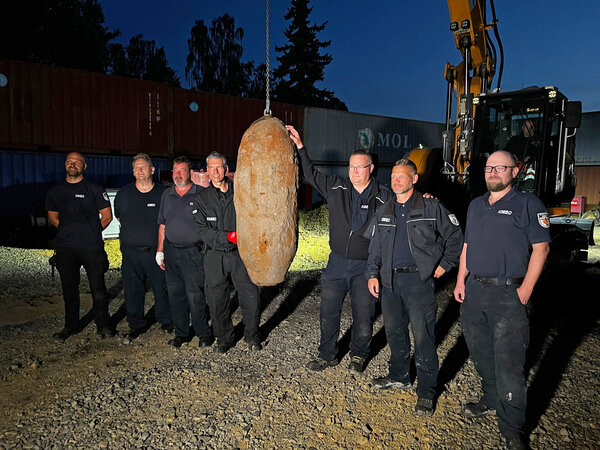 Gruppenbild: KMBD-Team mit entsch&auml;rfter Bombe am 2. September 2026