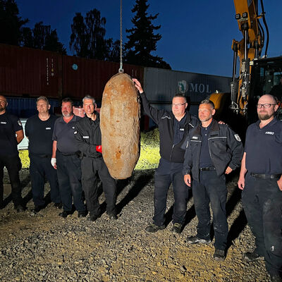 Gruppenbild: KMBD-Team mit entsch&auml;rfter Bombe am 2. September 2026