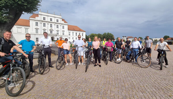 Unternehmerinnen und Unternehmer aus Oranienburg sind mit B�rgermeisterin Jennifer Collin-Feeder durch die Stadt geradelt. 