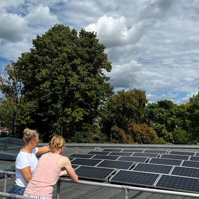 Photovoltaik-Anlage auf dem Dach der Stadtbibliothek