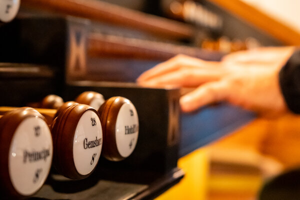 Kantor spielt an der Orgel