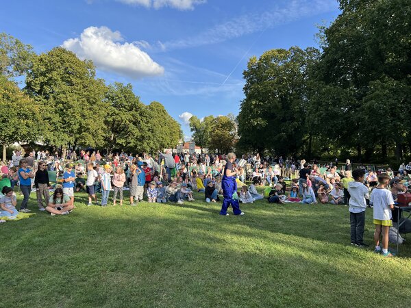 Der diesj�hrige Lesesommer ist mit einem Abschlussfest im Schlosspark zuende gegangen.