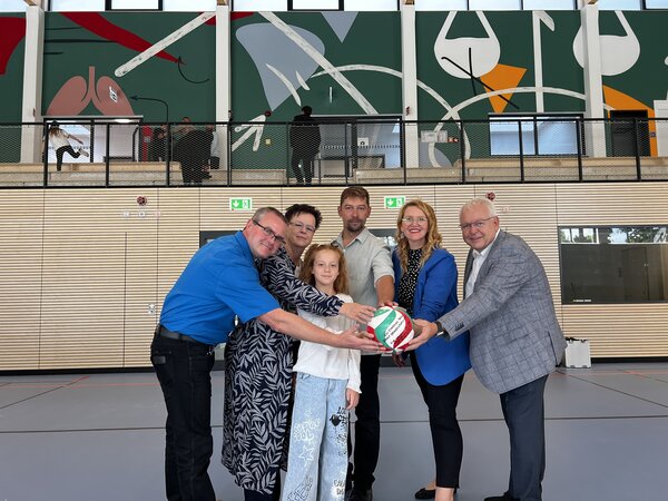 Mit einem Volleyballspiel der Stadtverwaltung gegen das Planungsb�ro wurde die Halle direkt einem Praxistest unterzogen. Auf dem Foto: Ingo Sievers (Leiter des Amtes f�r Grundst�cks- und Geb�udewirtschaft), Katrin Gehring (Leiterin der Grundschule Friedri