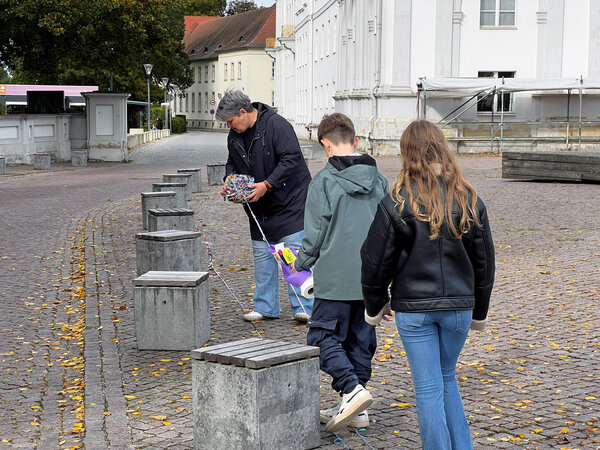 Sogar dreimal rund um den Schlossplatz reichten die selbstgemachten Armb�nder der jungen Menschen. Die B�rgermeisterin hatte zuvor dagegen gewettet.