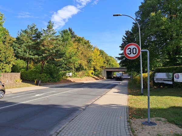 Tempo 30 an mehreren Stellen, so wie auch hier an der Bahnunterf�hrung in Lehnitz
