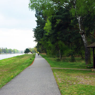 Auch hier, zwischen Lehnitzschleuse und Grabowseebr&uuml;cke, wird der Radweg instandgesetzt. In diesem Zuge wird auch die Schutzh&uuml;tte ausgetauscht. 