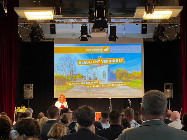 �Blaulicht verbindet - Oranienburgs Ehrenamt im Einsatz f�r unsere Sicherheit�: Unter diesem Motto stand der diesj�hrige Stadtempfang am 2. Oktober.
