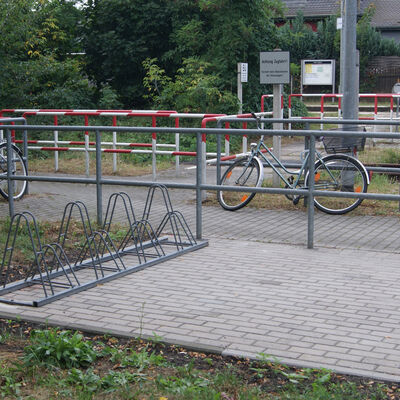 Hier am Bahnhof Sachsenhausen wird die neue Fahrradabstellanlage hinter der gepflasterten Fl&auml;che errichtet.