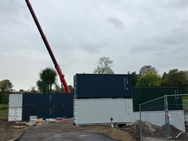 Die wegen des Bombenfundes errichtete Splitterschutzwand in den Havelwiesen steht.