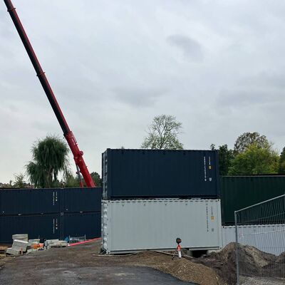 Die wegen des Bombenfundes errichtete Splitterschutzwand in den Havelwiesen steht.