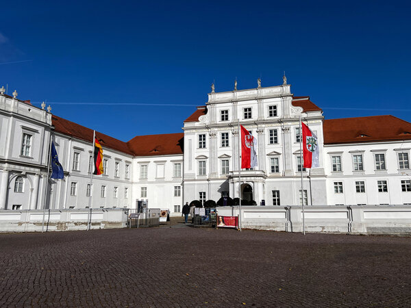 Die Oranienburger Stadtverwaltung hisst k�nftig dauerhaft vier Fahnen vor dem Schloss