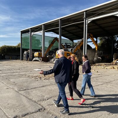 B�rgermeisterin Jennifer Collin-Feeder und Wirtschaftsf�rderin Susanne Zamecki bei Grunske Metall-Recycling.